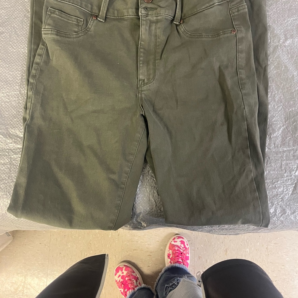 Maurice’s high waist. Size medium. Only wore one time.